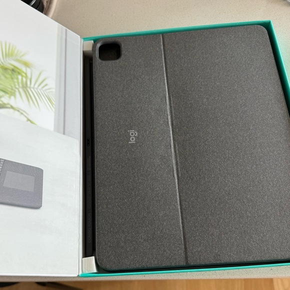 Logitech detachable keyboard case for iPad Pro 12.9 inch(5th and 6th generation) - Picture 2 of 7